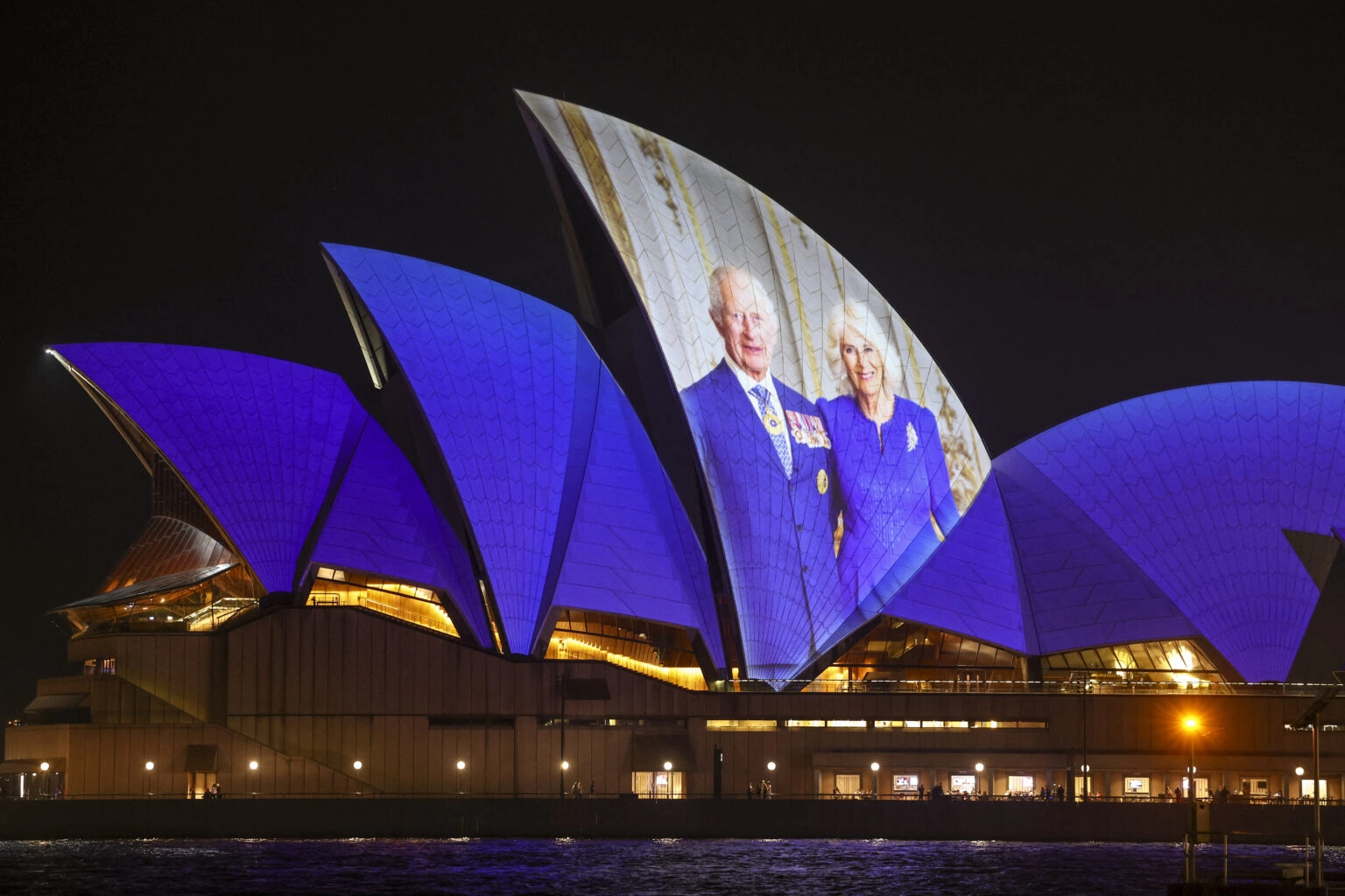 U čast kralju Charlesu, Australija prigodno osvijetlila luku u Sydneyju